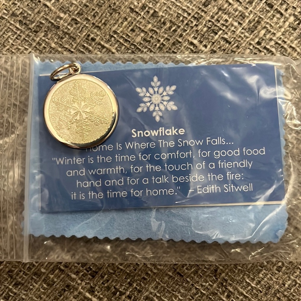 Lola Nantucket snowflake pendant